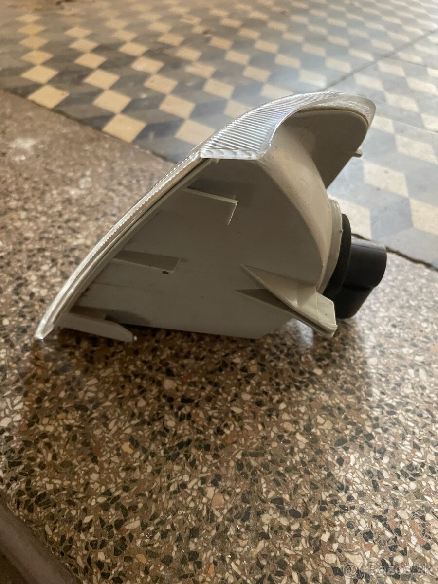 Predám pravé predné smerové svetlo – Peugeot 405 (1987–1996) - 3