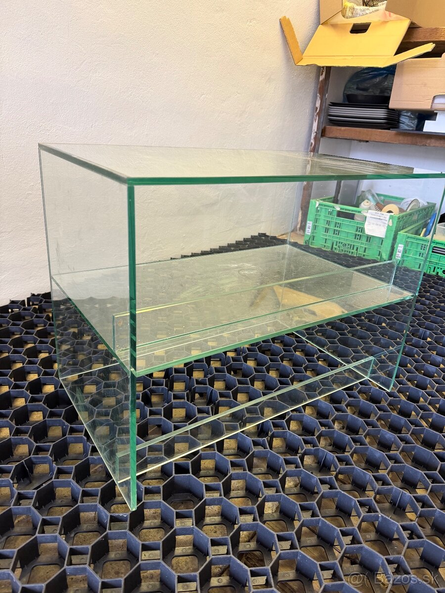 Predam sklenenú vitrínu - 3