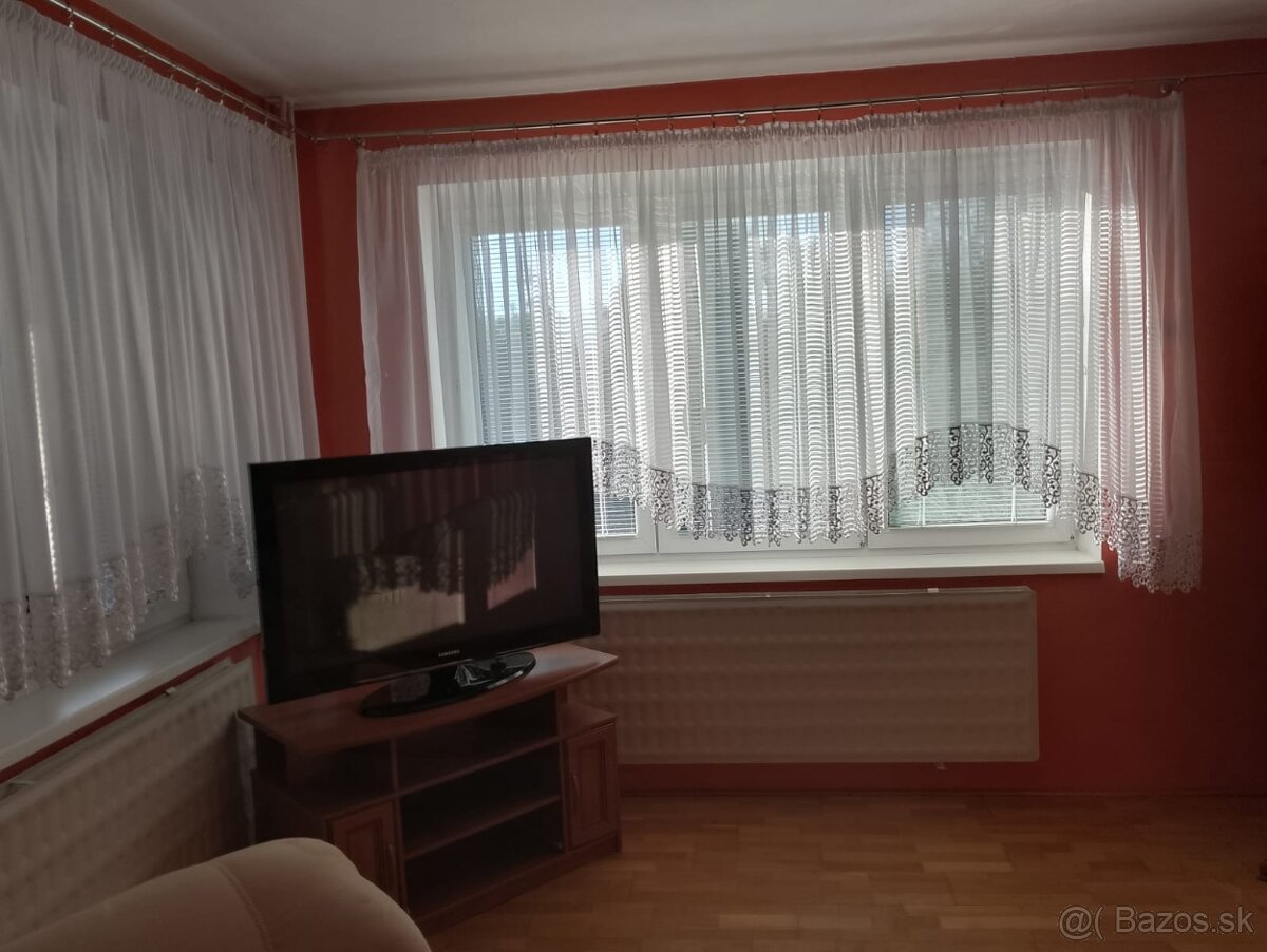 Predám obývaciu stenu + TV stolík – 200 € - 3