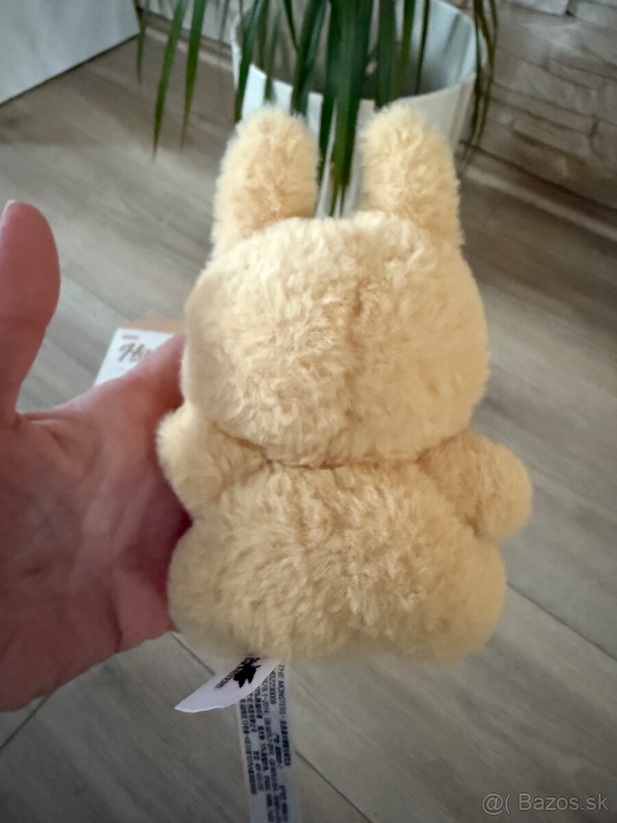 Labubu kremovy sediaci s kartou - 3