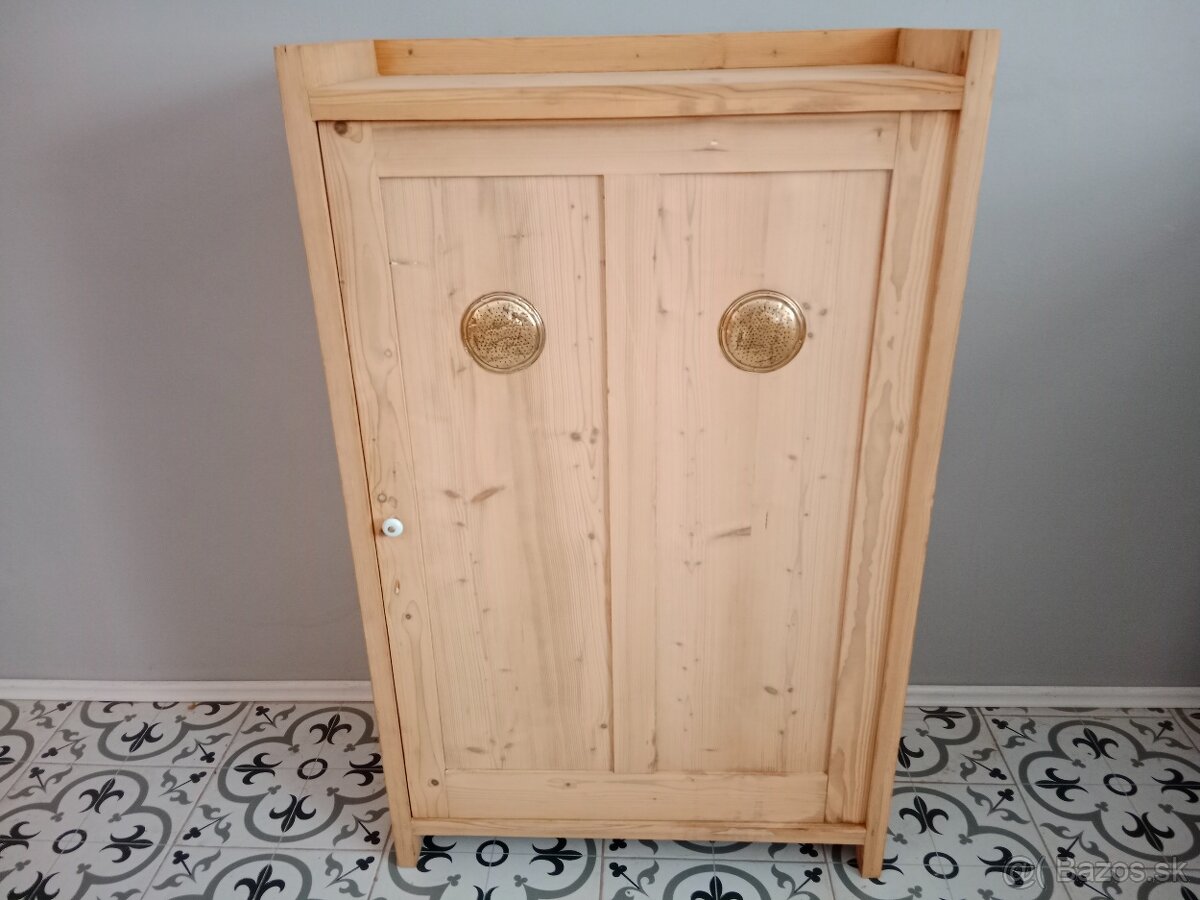 Stará skříňka, potravinka po renovaci - 3