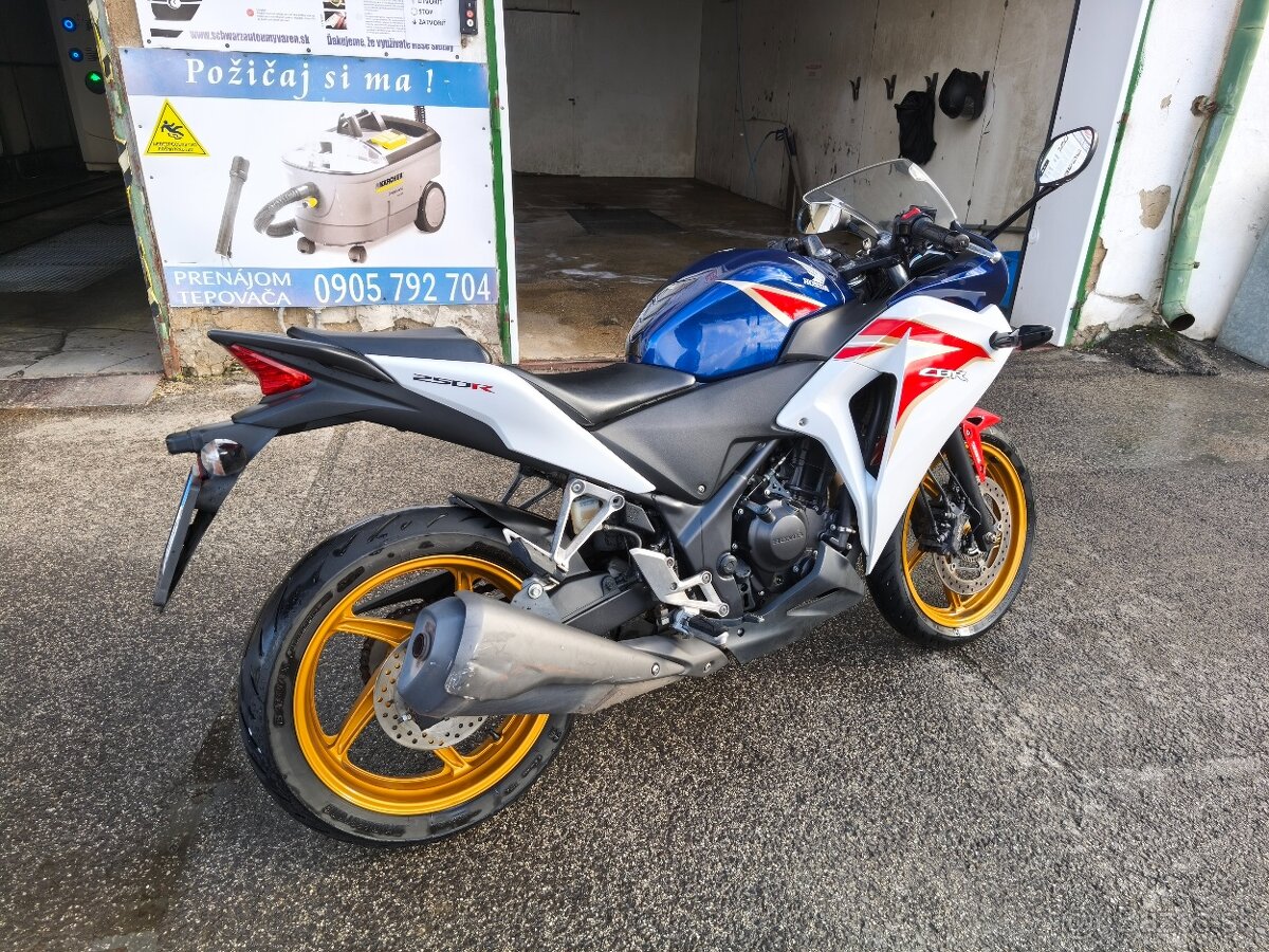 Honda CBR 250r - 3