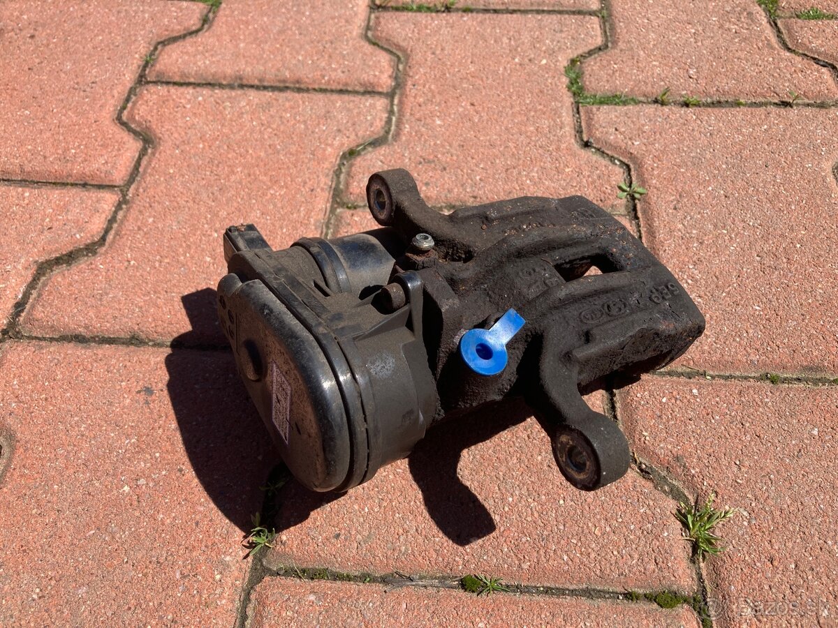 Kia Cee'd 2016 brzdový strmeň - 3