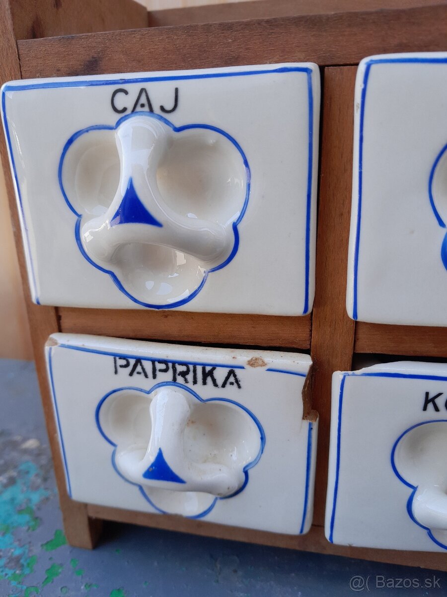 Predám keramické koreničky v drevenej poličke - 3