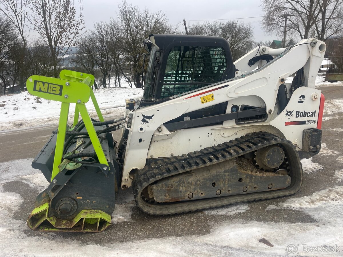 Bobcat T870 s lesnou frezou - 3