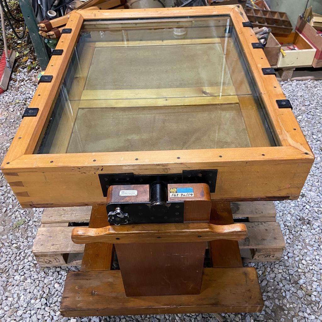 Masívny vitrínový stôl - 3