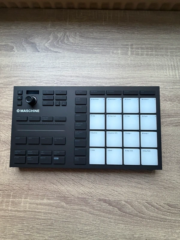 Native Instruments Maschine Mikro MK3 – výborný stav, komple - 3