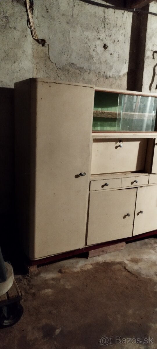 Starodávny kredenc - 3