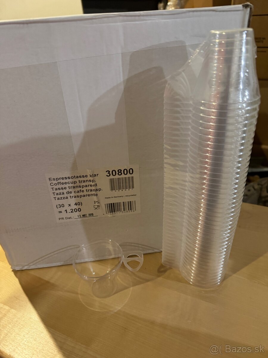 plastové poháre. - 3