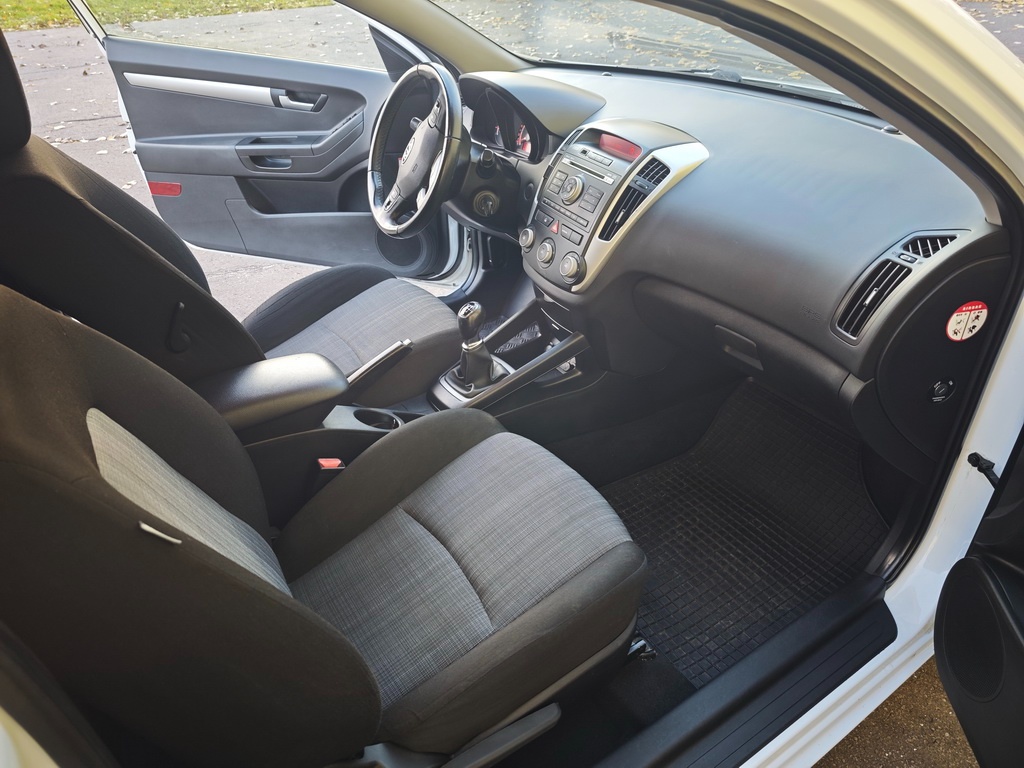 Kia Ceed 2010 1.4 benzín 66kW 3 dverová - 3