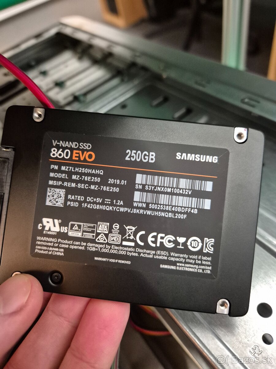 Stolný počítač s monitorom - 3