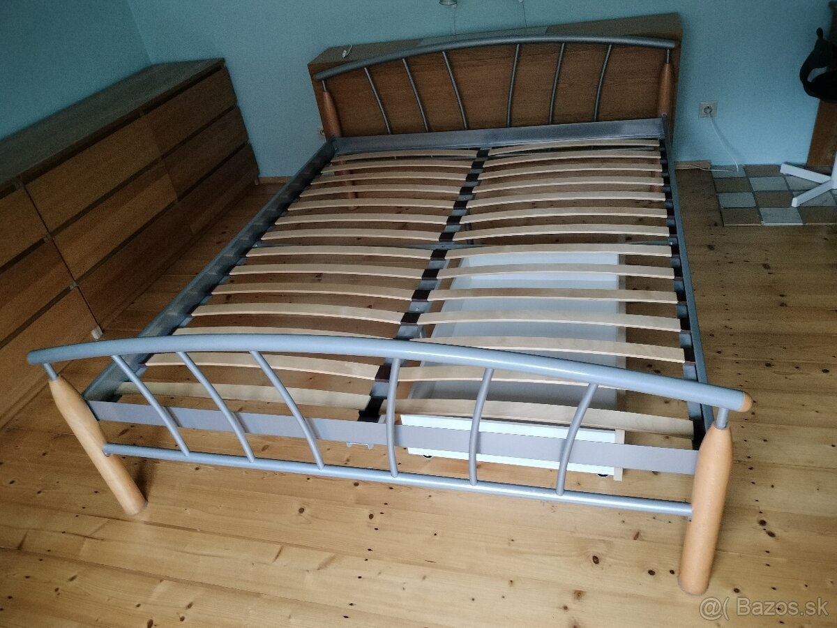 Kovová posteľ s dubovymi nohami - 3