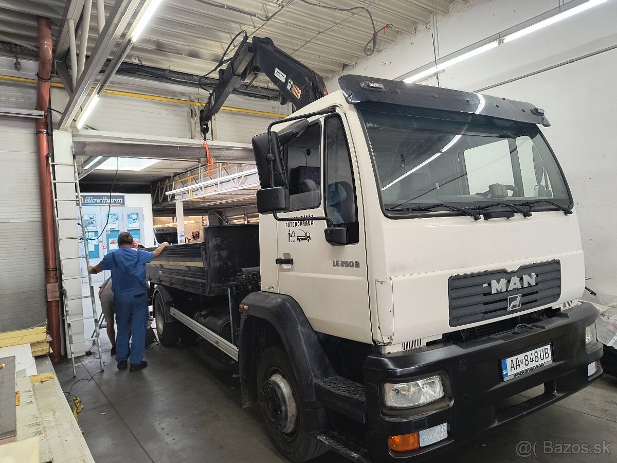 Nákladná doprava vyklápačom s hydraulickou rukou a dodávkou - 3