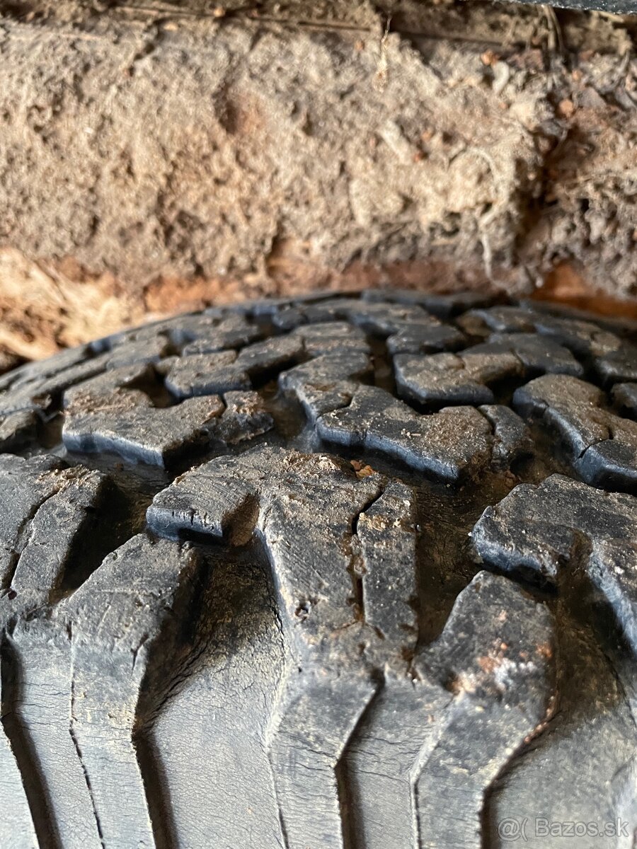 Predám pneu 265/75R16 - 3