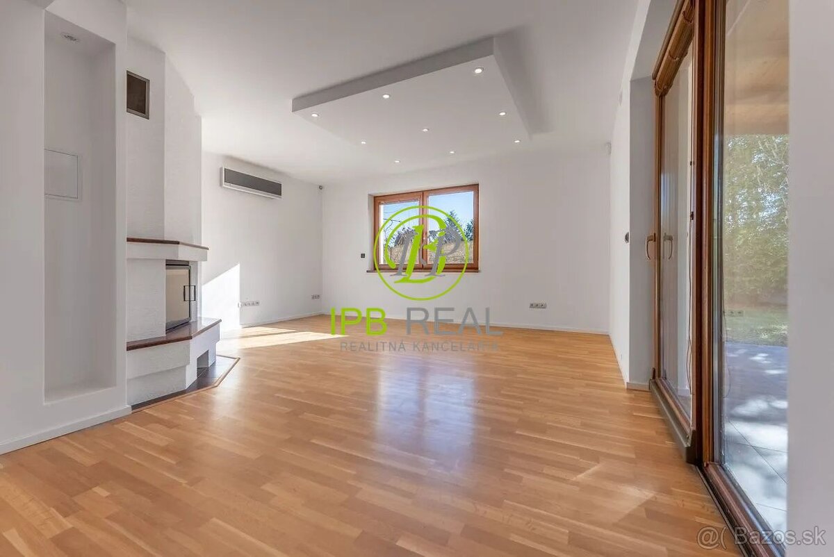 Priestranný rodinný dom s dvojgarážou v Malinove - 3