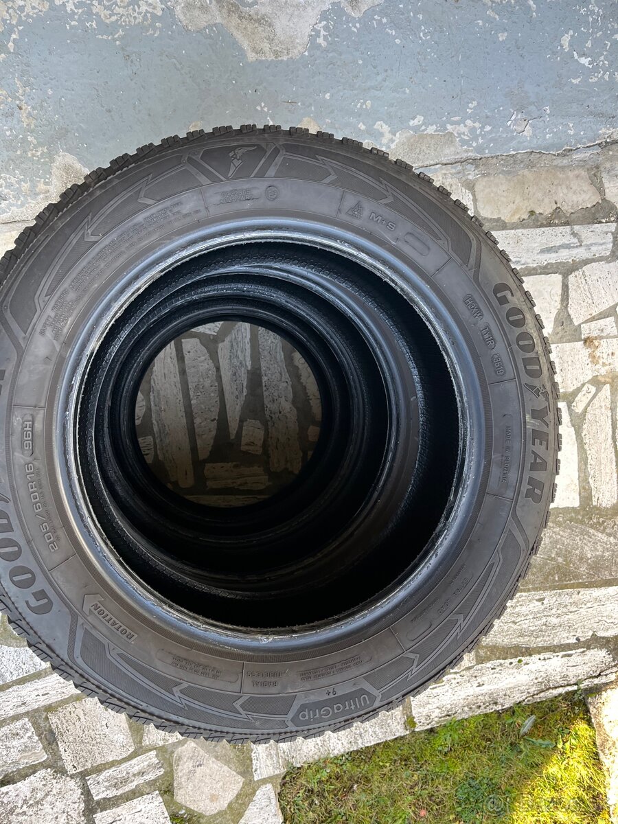 Goodyear UltraGrip 205/60 R 16 - 3