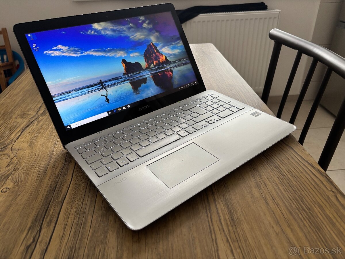 15.6"/Notebook/i5-3337/8GB RAM/750GB HDD/2x Grafická karta - 3