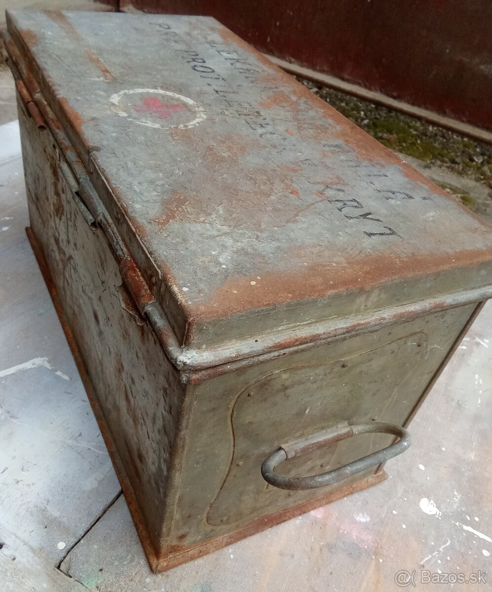Stara plechova lekarnicka - 3