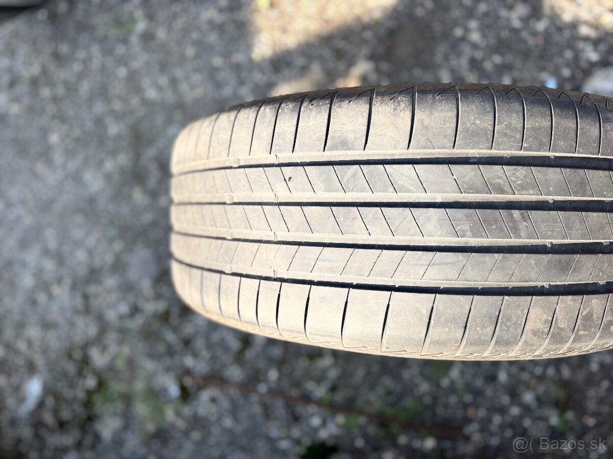 Brigestone 255/40r21 - 3