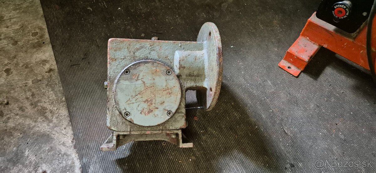 Predám uhlovú prevodovku v pomere 10 ku 1 - 3