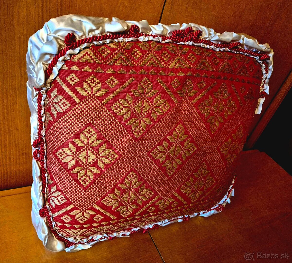 Predám ľudový vyšivyný ozdobný vankúš - 3