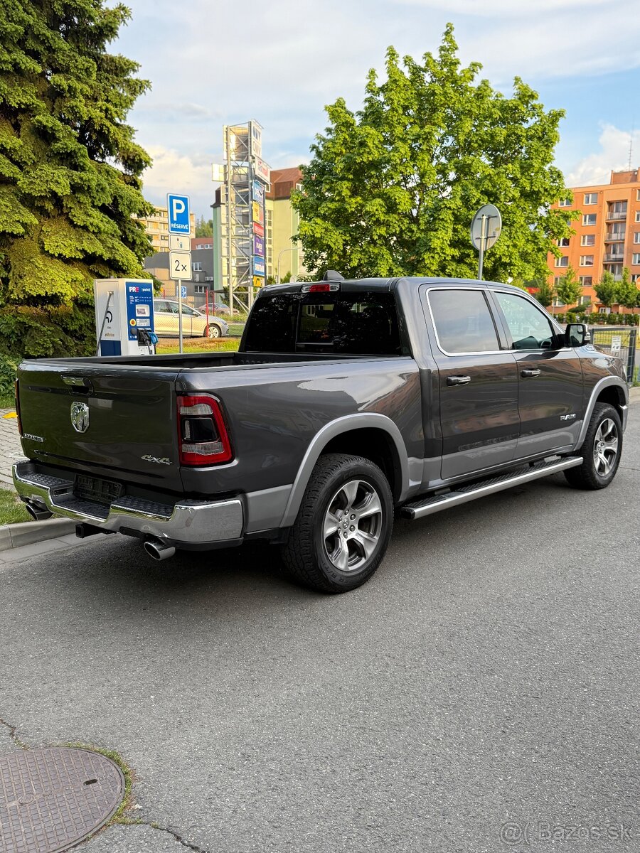 Dodge RAM 1500 Laramie—5.7 V8 HEMI—2020–KŮŽE—95.000km