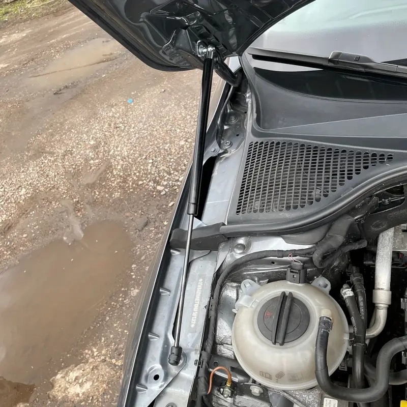 Škoda Octavia 3 / plynové vzpery prednej kapoty. - 3