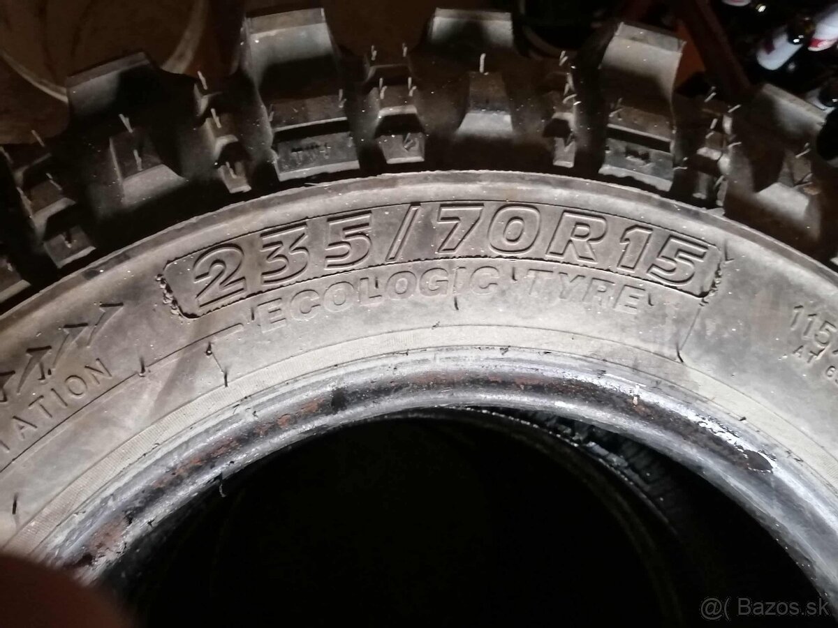 Pneu 235/70 R15 - 3