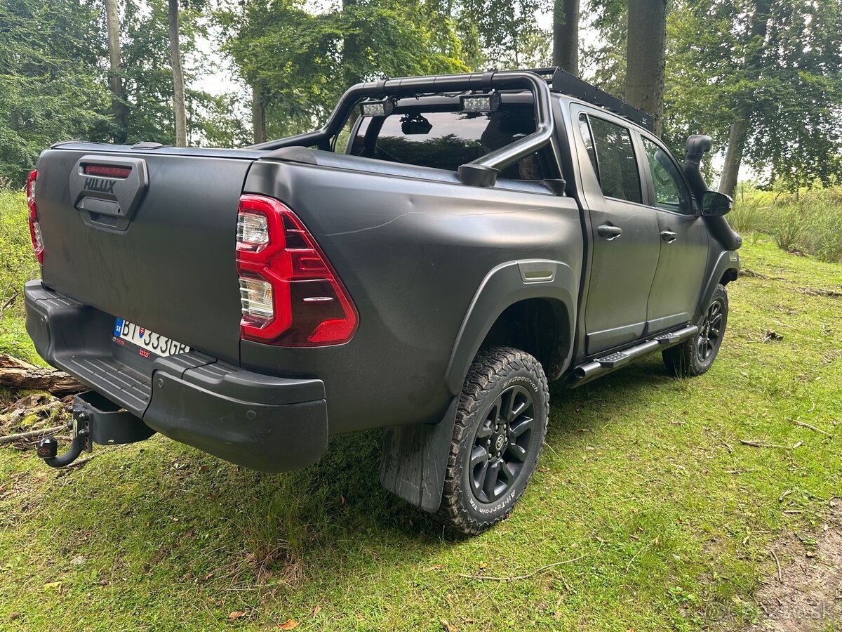 TOYOTA HILUX