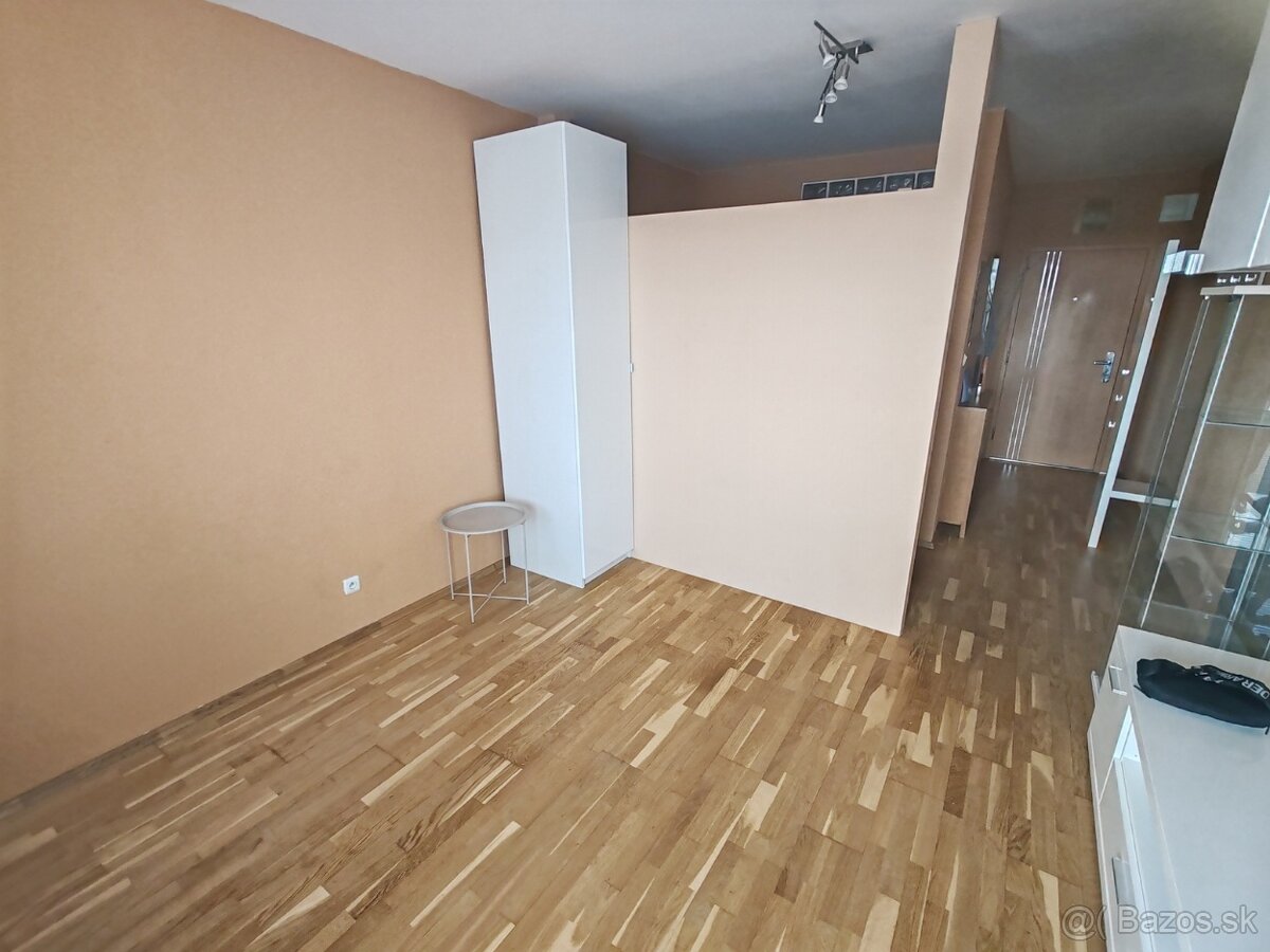 Topoľčany - garsónka s balkónom - 3