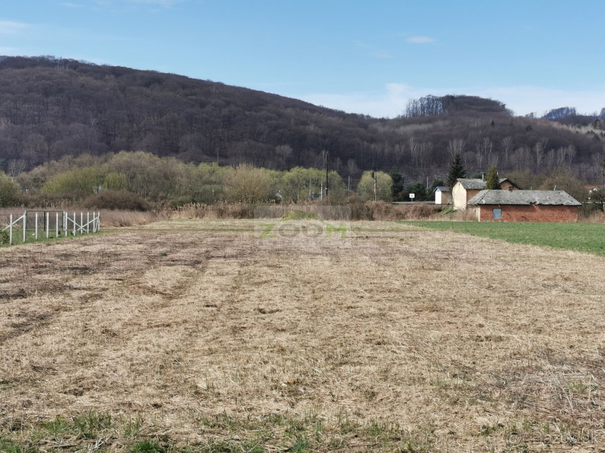 HANISKA - krásny, slnečný a rovinatý stavebný pozemok s IS - 3