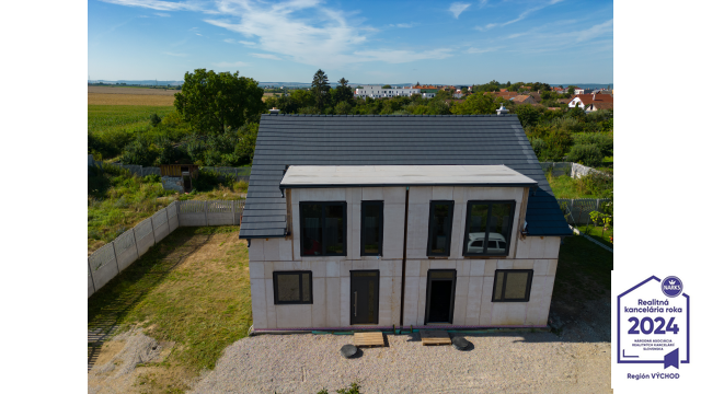 Novostavba nízkoenergetického rodinného dvojdomu, Moldava na - 3