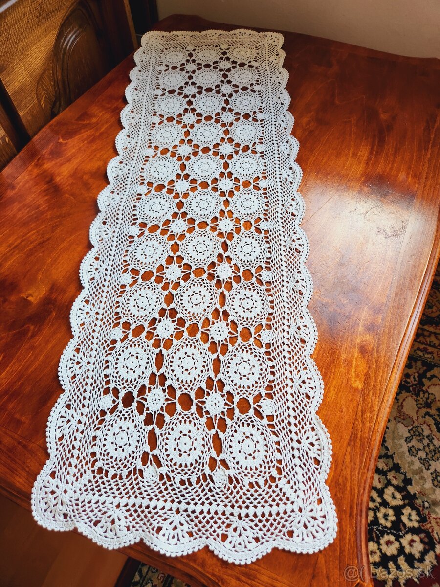 Krásna biela háčkovaná štóla s kolieskami 30x88 - 3