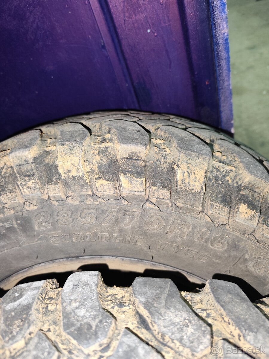Pneu 235/70 r16 - 3