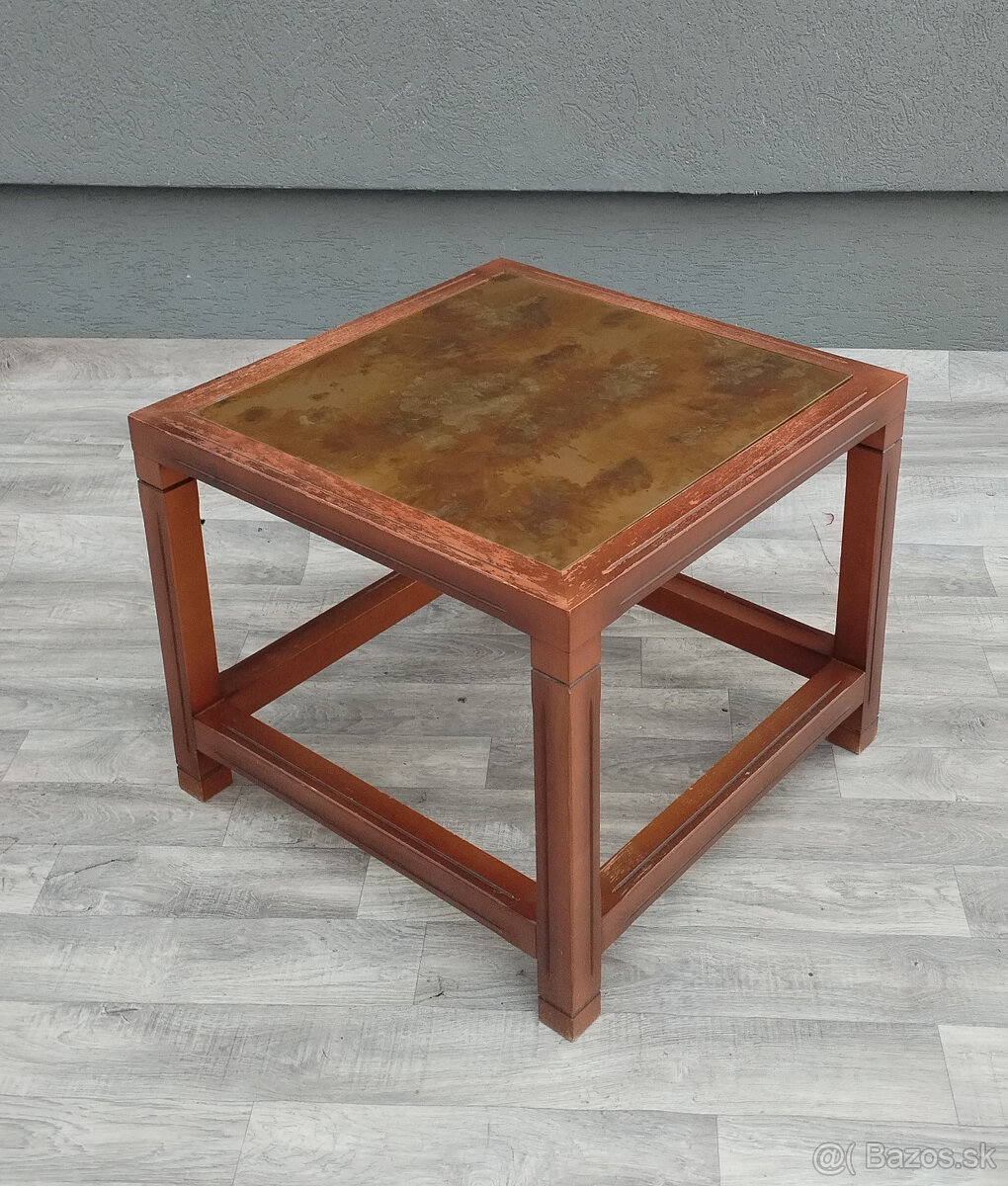 Stolík štvorcový s nadčasovým dizajnom. - 3
