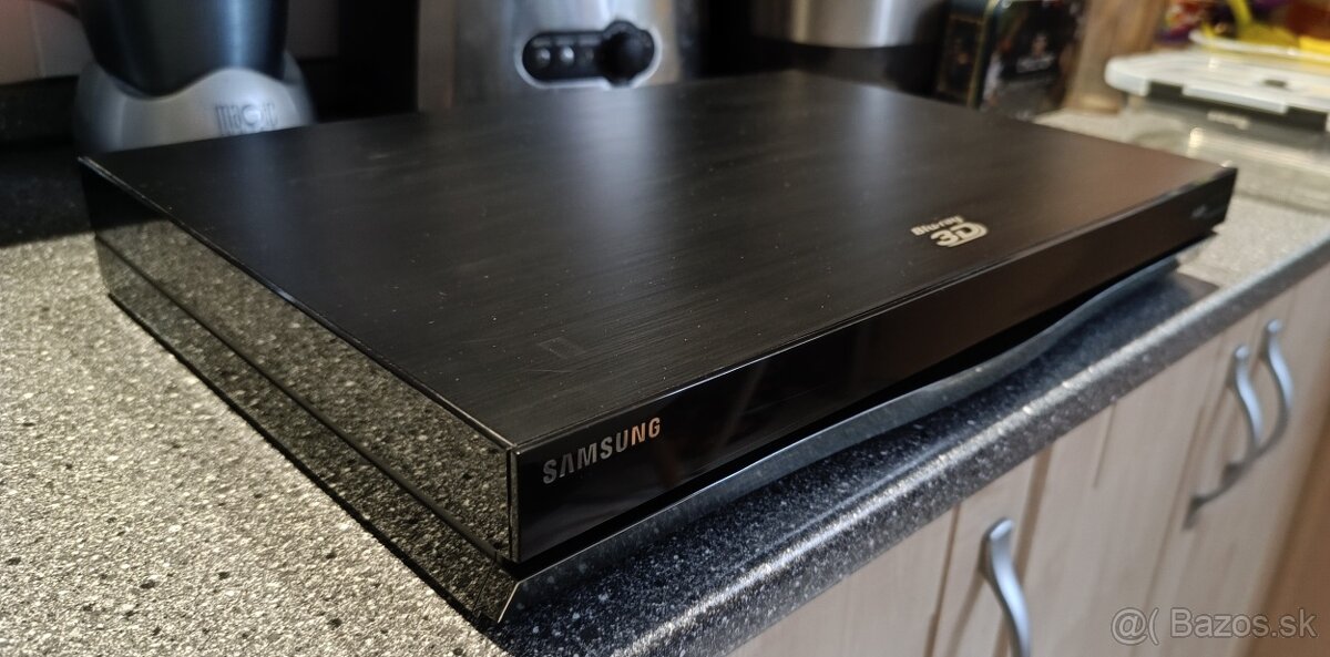 Predám HDD recordér s dig. TV tunerom + 3D Blu-ray prehrávač - 3