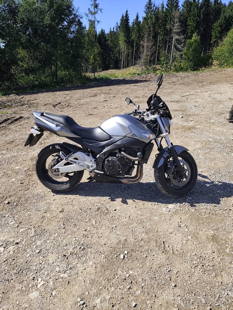 Suzuki gsr 600 - 3