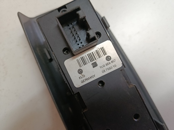 vypinac stahovania okna volkswagen bora 1u0959857 30€ - 3