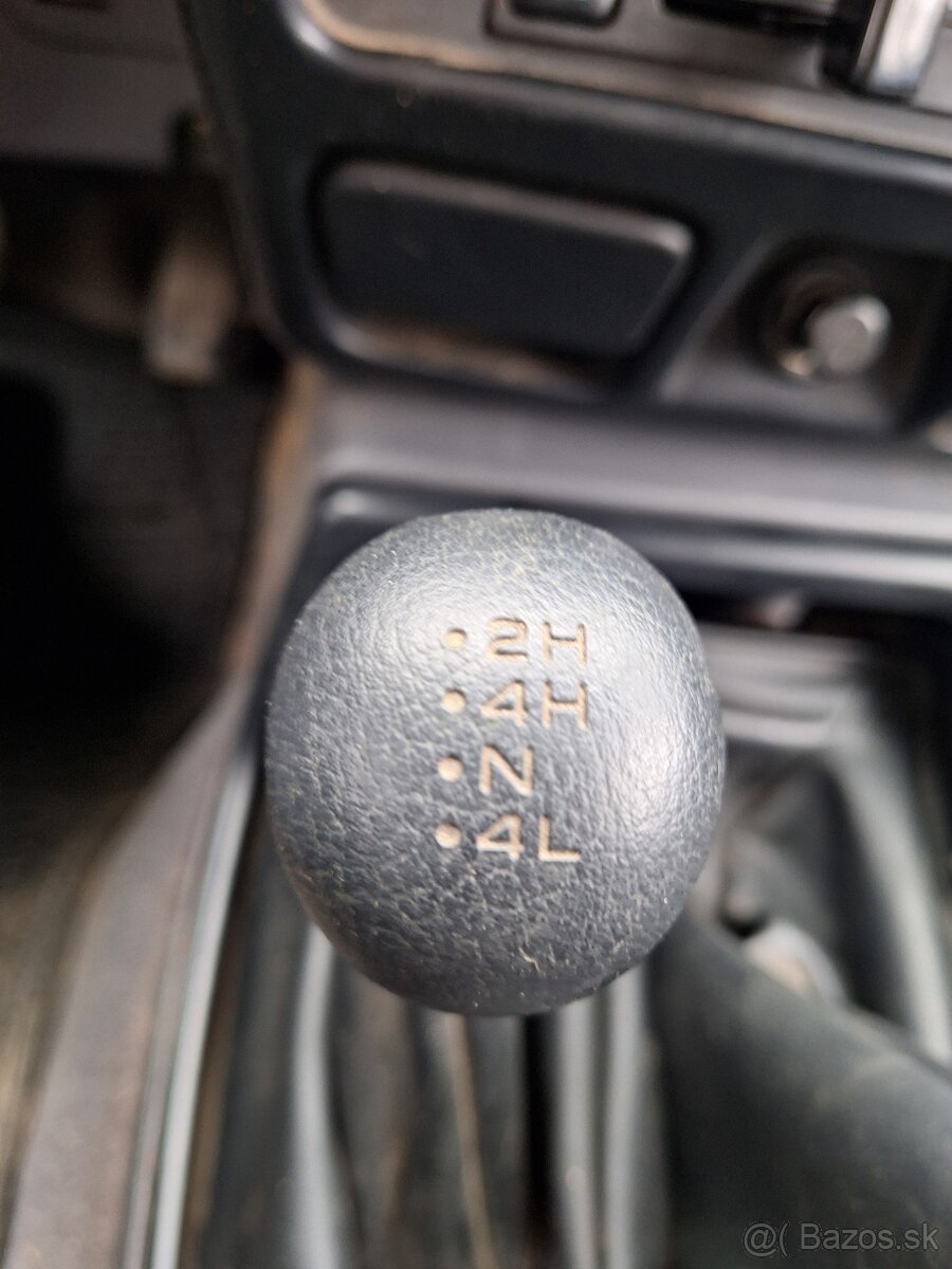 NISSAN NAVARA 2,5TD 4X4 KLÍMA ŤAŽNÉ RÁM AKO NOVÝ