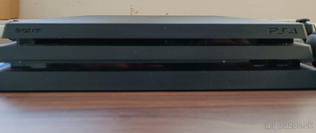 Predám PS4 Pro jet black 1TB - 3