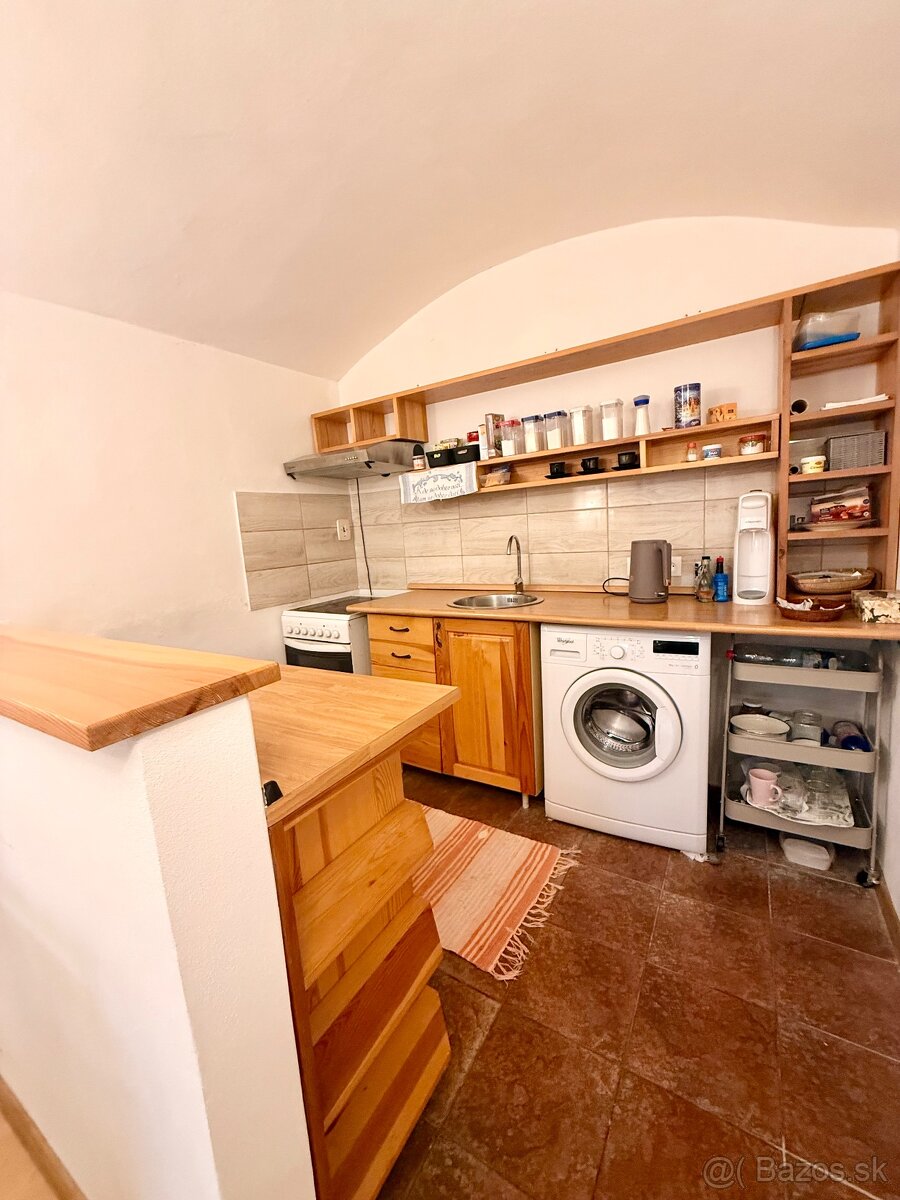 NA PREDAJ: 1- izbový byt v centre mesta Levoča - 53 m2 - 3