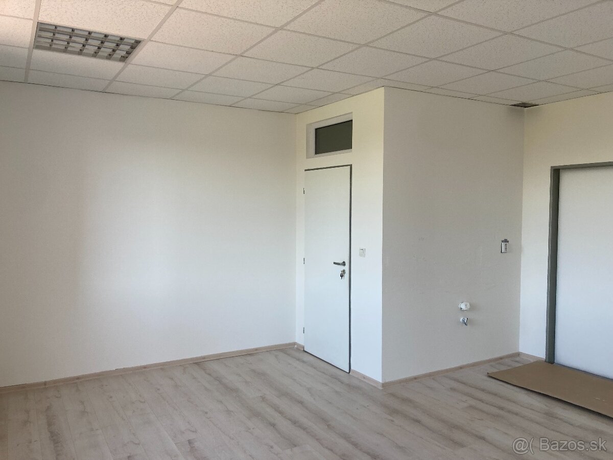 Dáme do prenájmu veľkú kanceláriu oproti urgentu v MI - 3