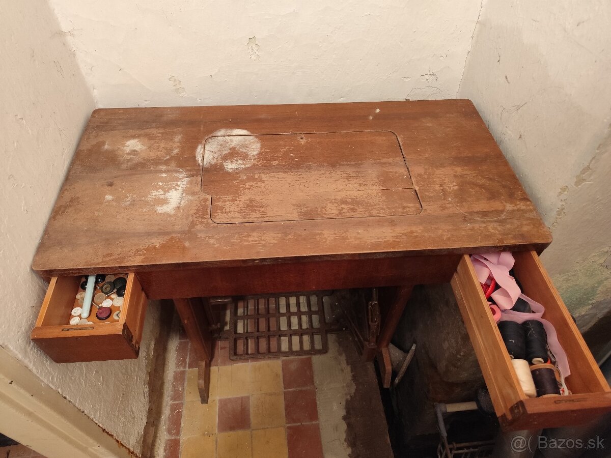 Starý šijací stroj - 3