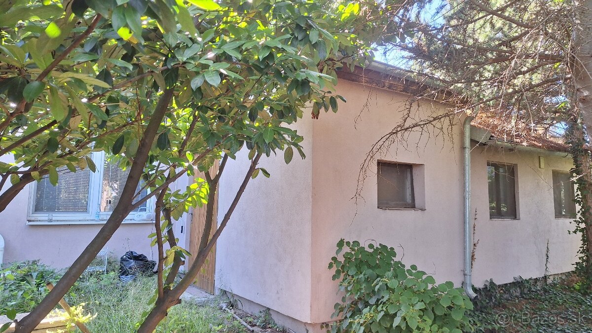 Stavebný pozemok 310m2 +chata so súp.číslom - 3