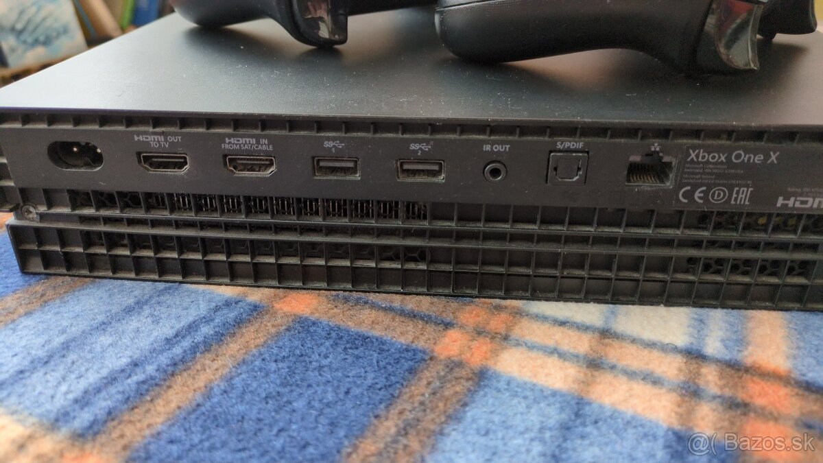 XBox One X, 2 ovládače - 3