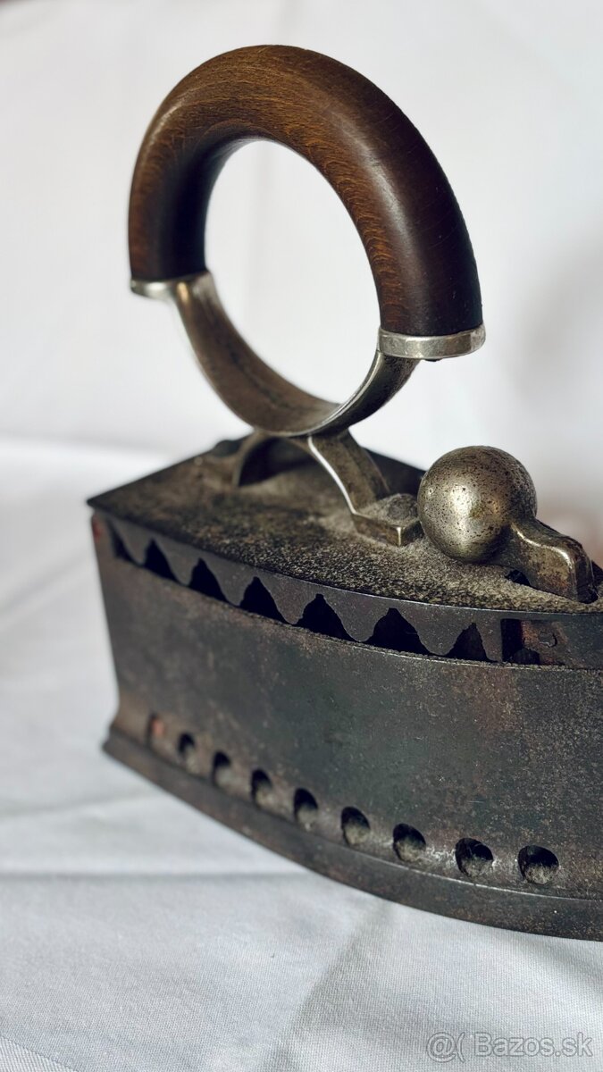 Starožitná žehlička na drevené uhlie - 3