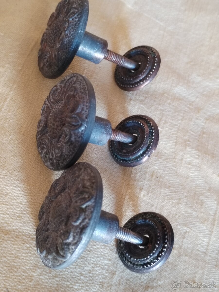 Staré úchytky 15€ spolu - 3
