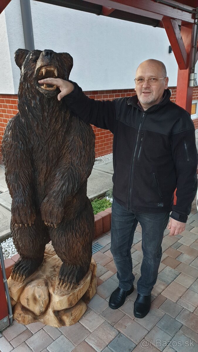 Nádherný medveď vyrezávaný umelcom - 3