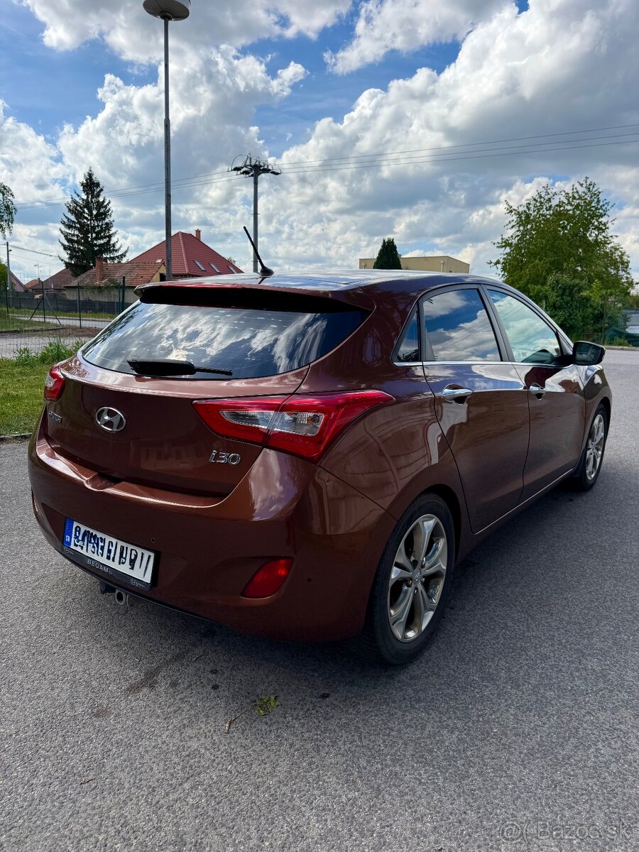 Predám Hyundai i30 1.6Crdi Automat - 3