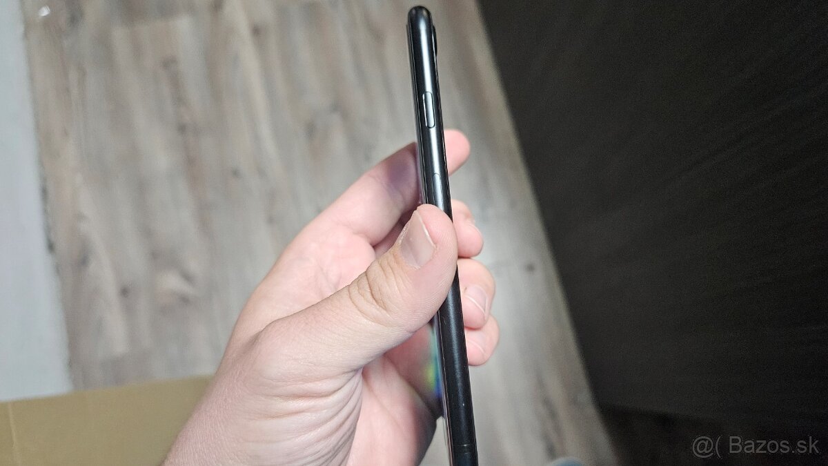 Apple iPhone SE 2020 tmavý 64GB - 3